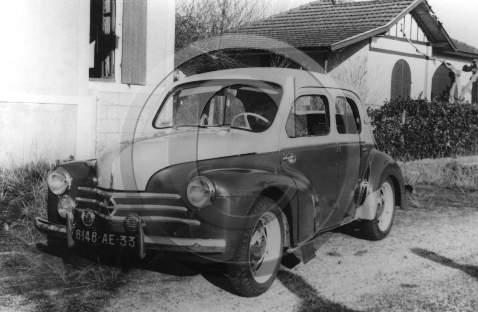 AU 4243 Renault 4cv  2 ieme modele .jpg