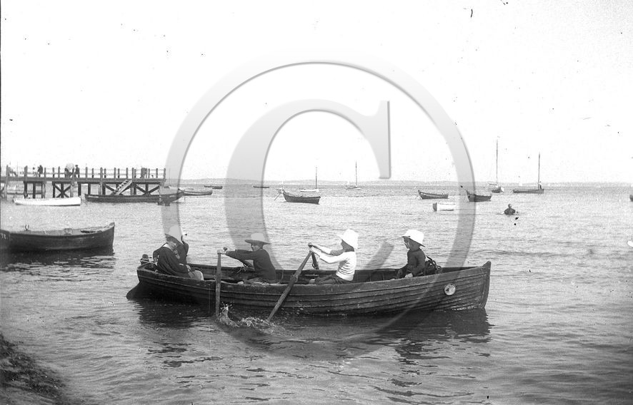 arc 1060 Arcachon canot a clin enfants .jpg