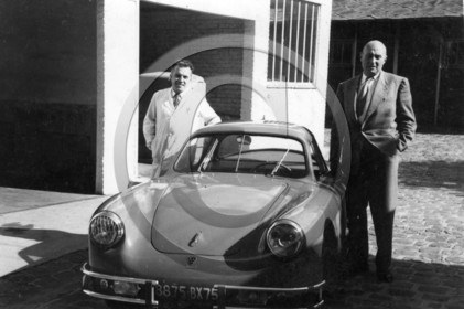 AU 4254  Renault Vernet Pairard debout en costume Jean Pairard  .jpg