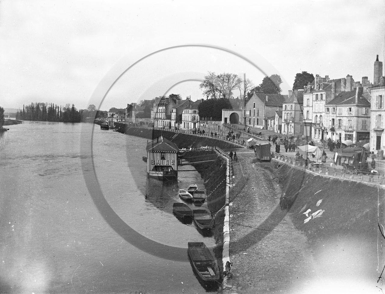 BA 1063 péniche  bains .   Chatellerault dpt 86 .jpg