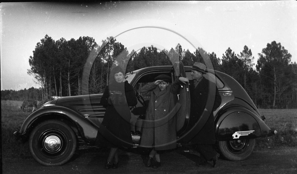 AU 1499 Peugeot 302 .jpg