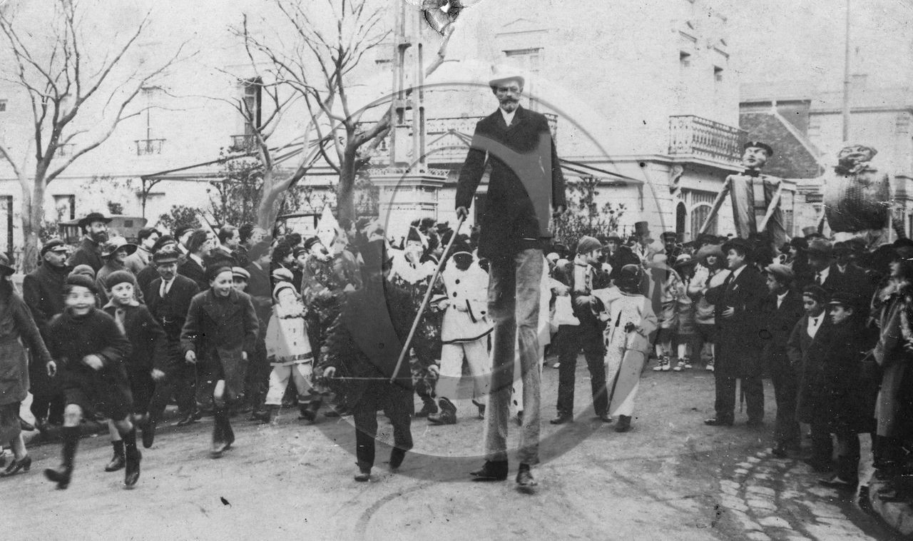 arc carnaval passant devant hotel RICHELIEU.jpg