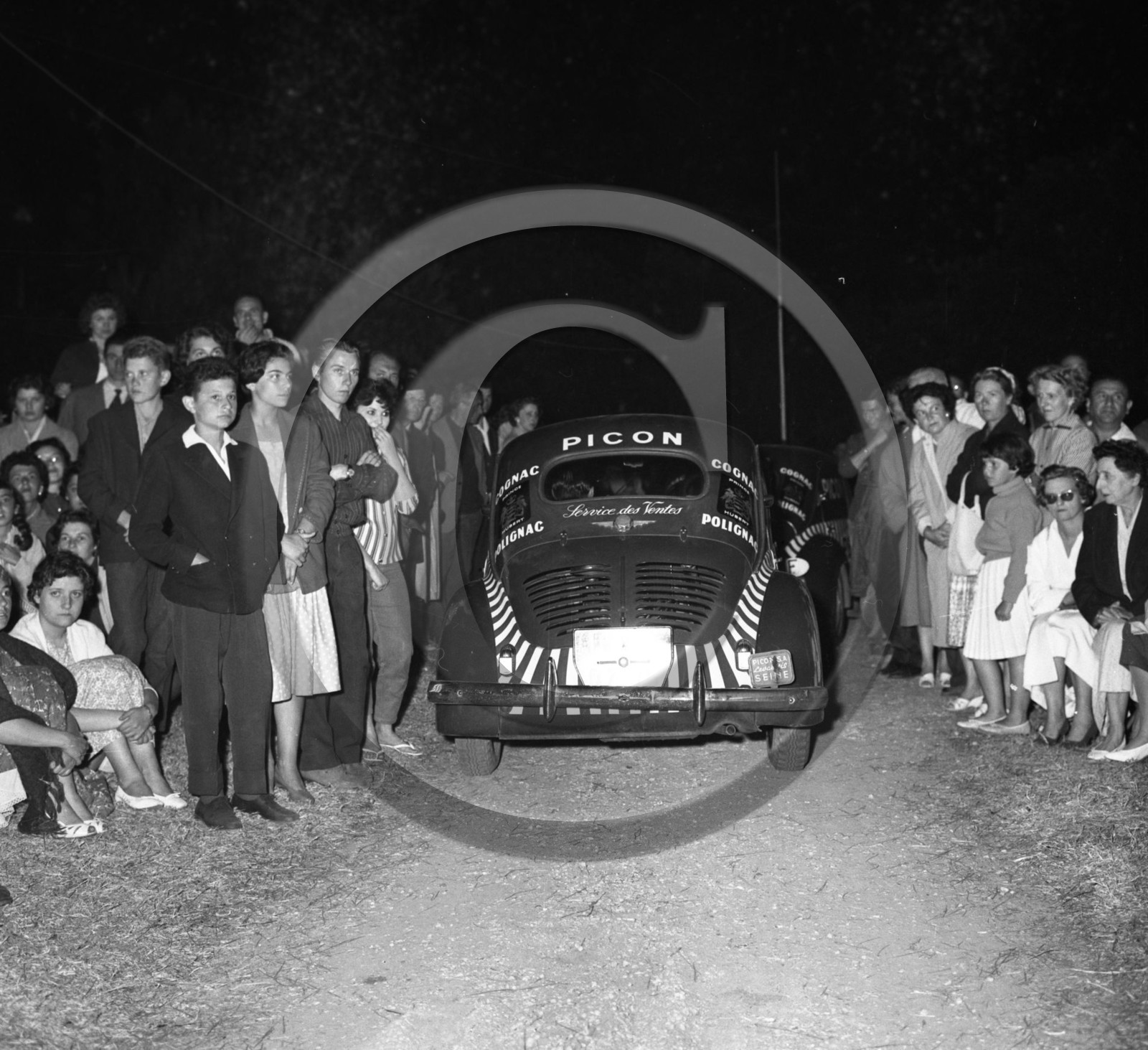 AUCE 290 Renault 4cv Pub Picon  photo Enri Dargence  .jpg