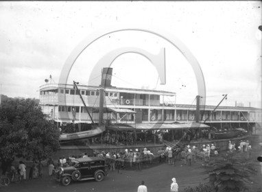 cameroun bateau à quai croissant peint sur la cheminée. foule et voiture.jpg
