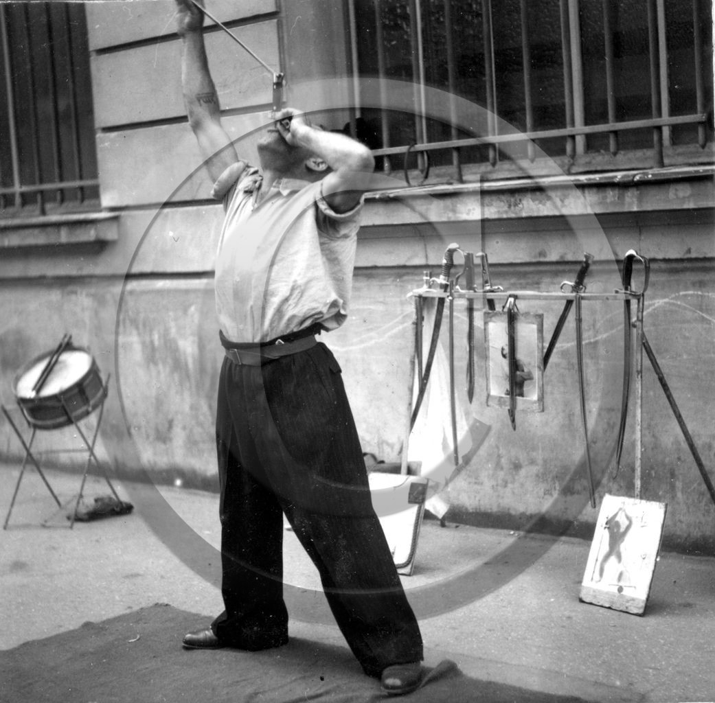 10- Paris avaleur de sabre photo Enri Dargence.jpg