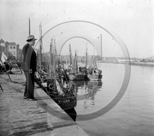 BA 650 les Sables d Olonne port  le chalutier  VINCAM à quai dpt 85  .jpg