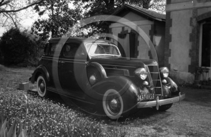 AU 433 Chrysler 6 airstream 1935 .jpg