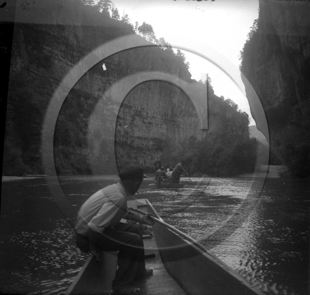 BA 334     bateau plat de promenade  peut étre gorges du Tarn.jpg