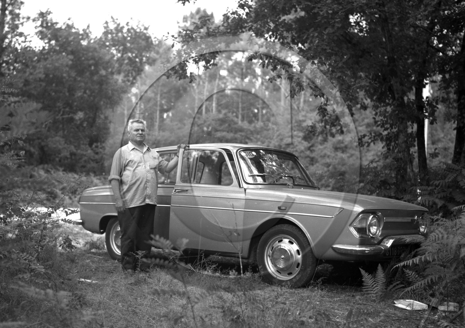 AU 2385 Renault R 10 .jpg