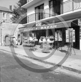 arc 4623 bazar de la jetee Moulleau .jpg