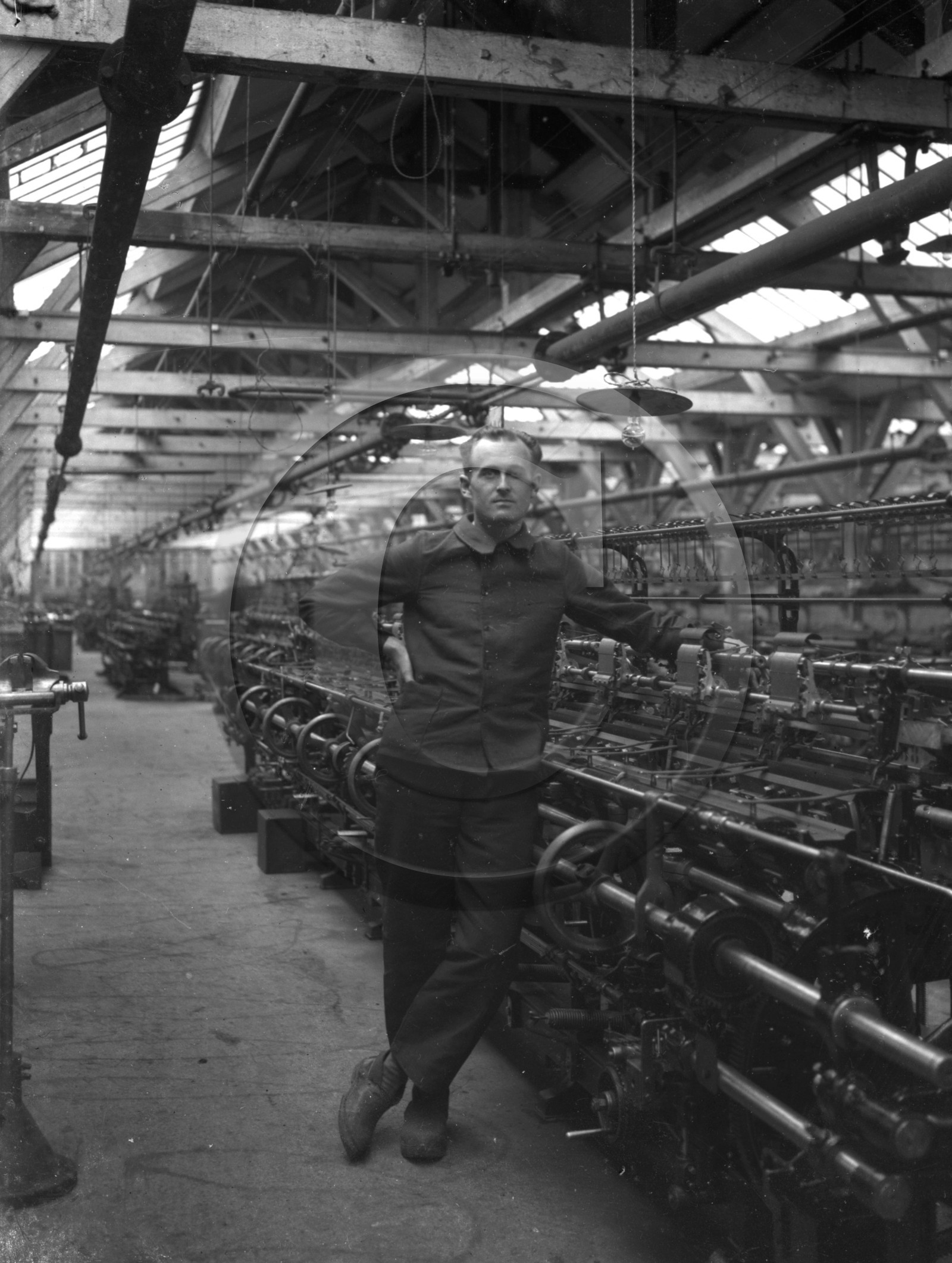 ME 67 usine ouvrier devant machine .jpg