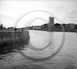 BA 454 Les Sables D Olonne entree du port tour Arundel  dpt 85  .jpg