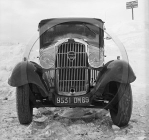 AU 668 Peugeot 201 D .jpg