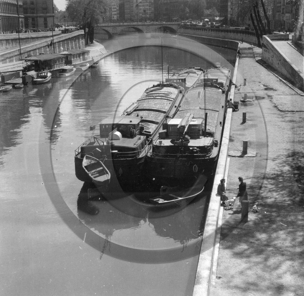 BA  page 80 - 4- Paris Conflans en péniche.jpg