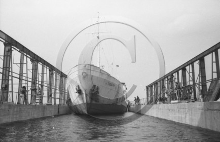 31 mai 1965 pétrolier Toucan dans la cale sèche des chantiers Auroux - 3 -.jpg