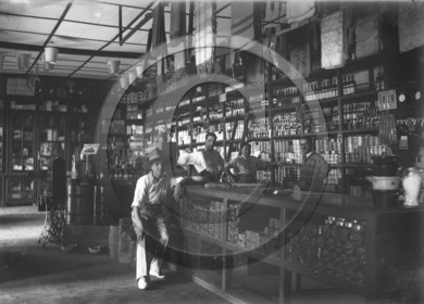 cameroun commerce intérieur d'un grand comptoir alimentaire ,européen chapeau de brousse.jpg