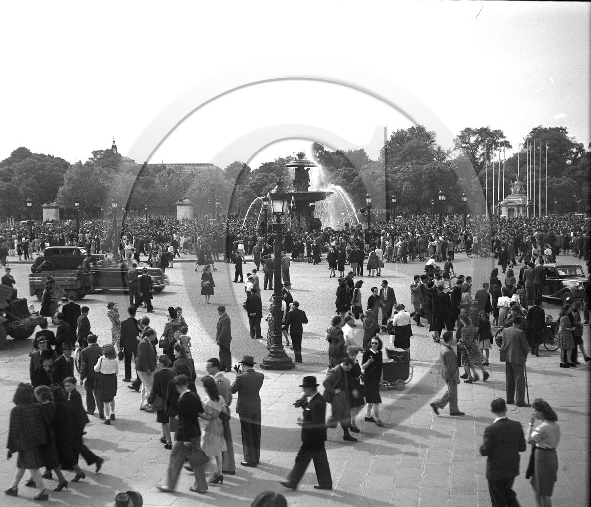 vi  2109 Paris la liberation  place concorde 8 mai 1945   dpt 75.jpg
