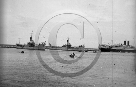 BA 39 navires de guerre et paquebot  .jpg