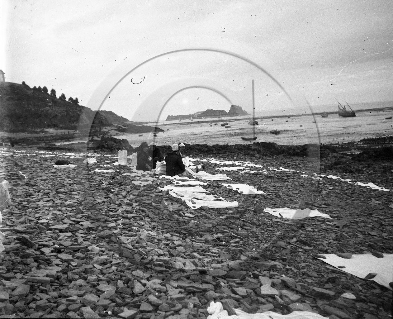 vi  2089 Cancale le linge seche sur la plage  dpt 35.jpg