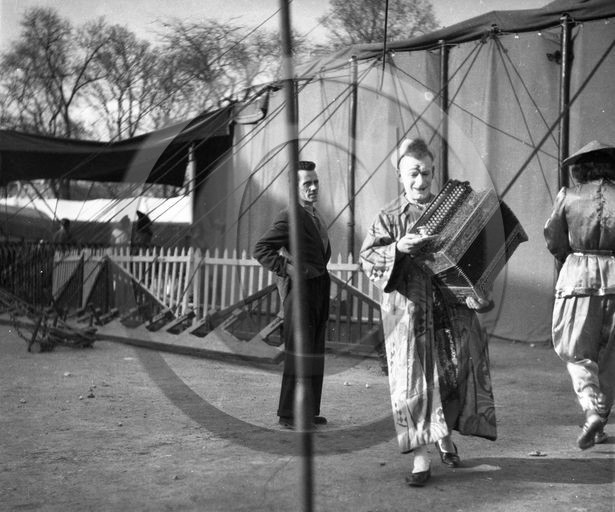 FO-CIRQUE  483 clown avec acordeon voir cliche 64  photo H Dargence  .jpg