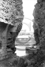 vi  884   Ham baraques provisoires vue à travers chateau féodal de Ham dpt 80  .jpg