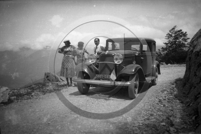 AU 3908 Ford  B-18  coach 2 portes 1932 .jpg