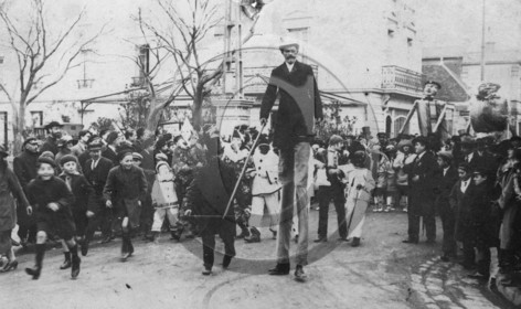 arc carnaval passant devant hotel RICHELIEU.jpg