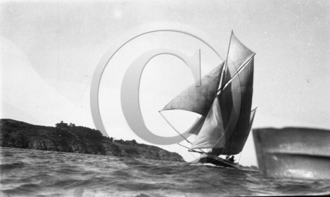 BA 1668 canot de ST Jacut de la Mer en regate - SMD 1965  dpt 22  .jpg