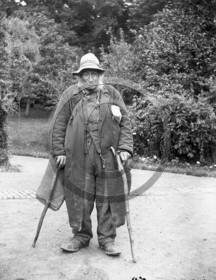 AG 744  vieux paysan ou colporteur ou  journalier.jpg