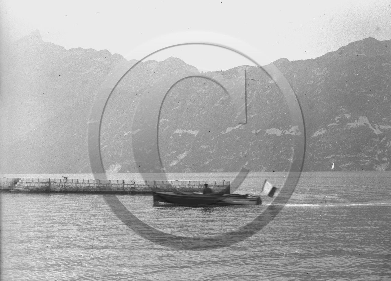 BA 1062      petit canot à moteur.jpg