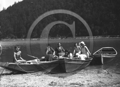 BA 1064 canots en bord de rivière sur l'autre berge ligne de chemin de fer.jpg