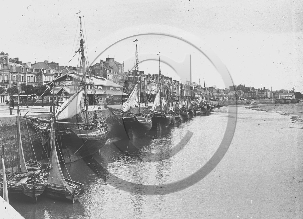 vi  1050 petite poucette Trouville  dpt 14.jpg