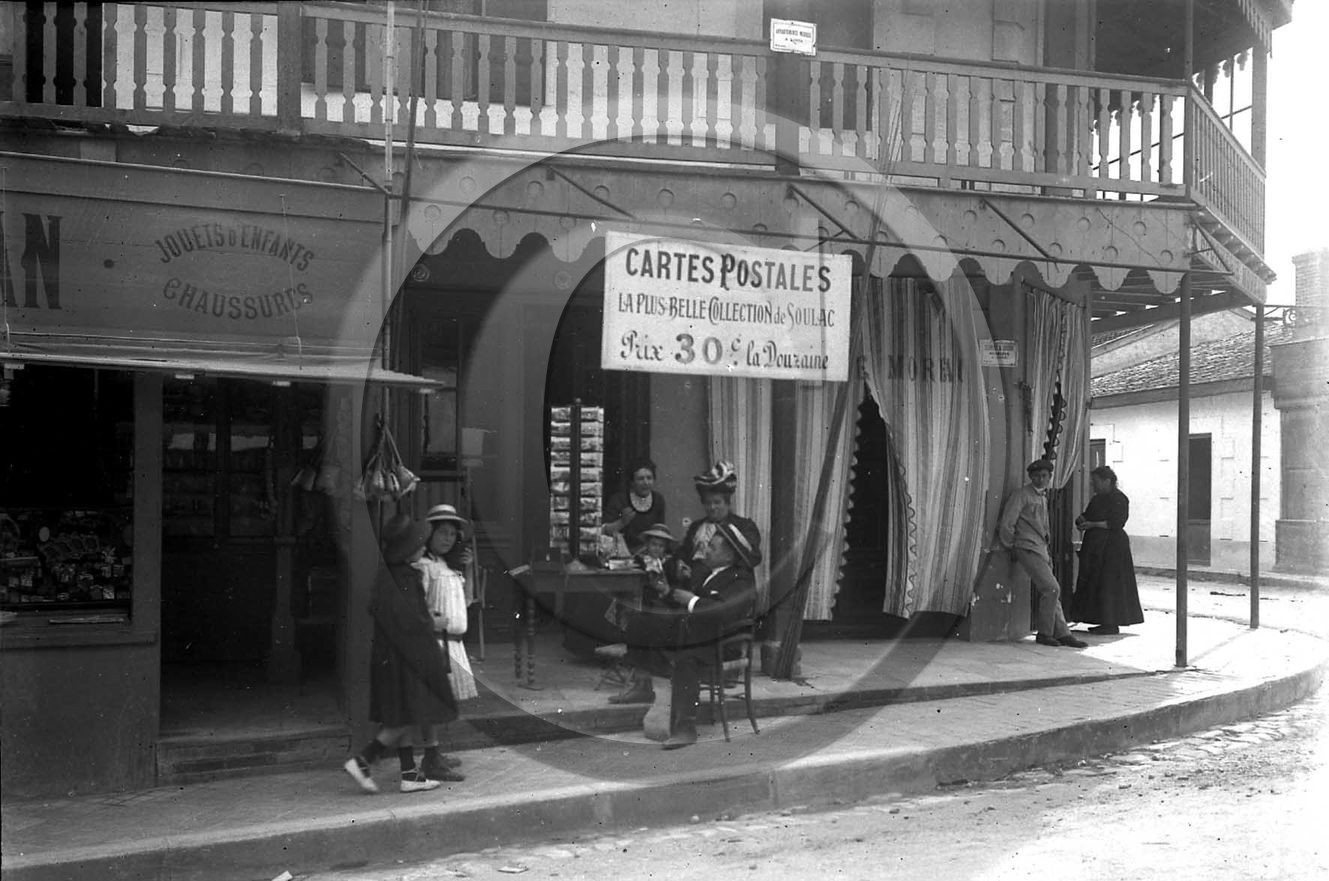vi  253 Soulac marchande de carte postale.jpg