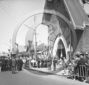 arc 4580 eglise Jeanne d arc mai 1964 .jpg