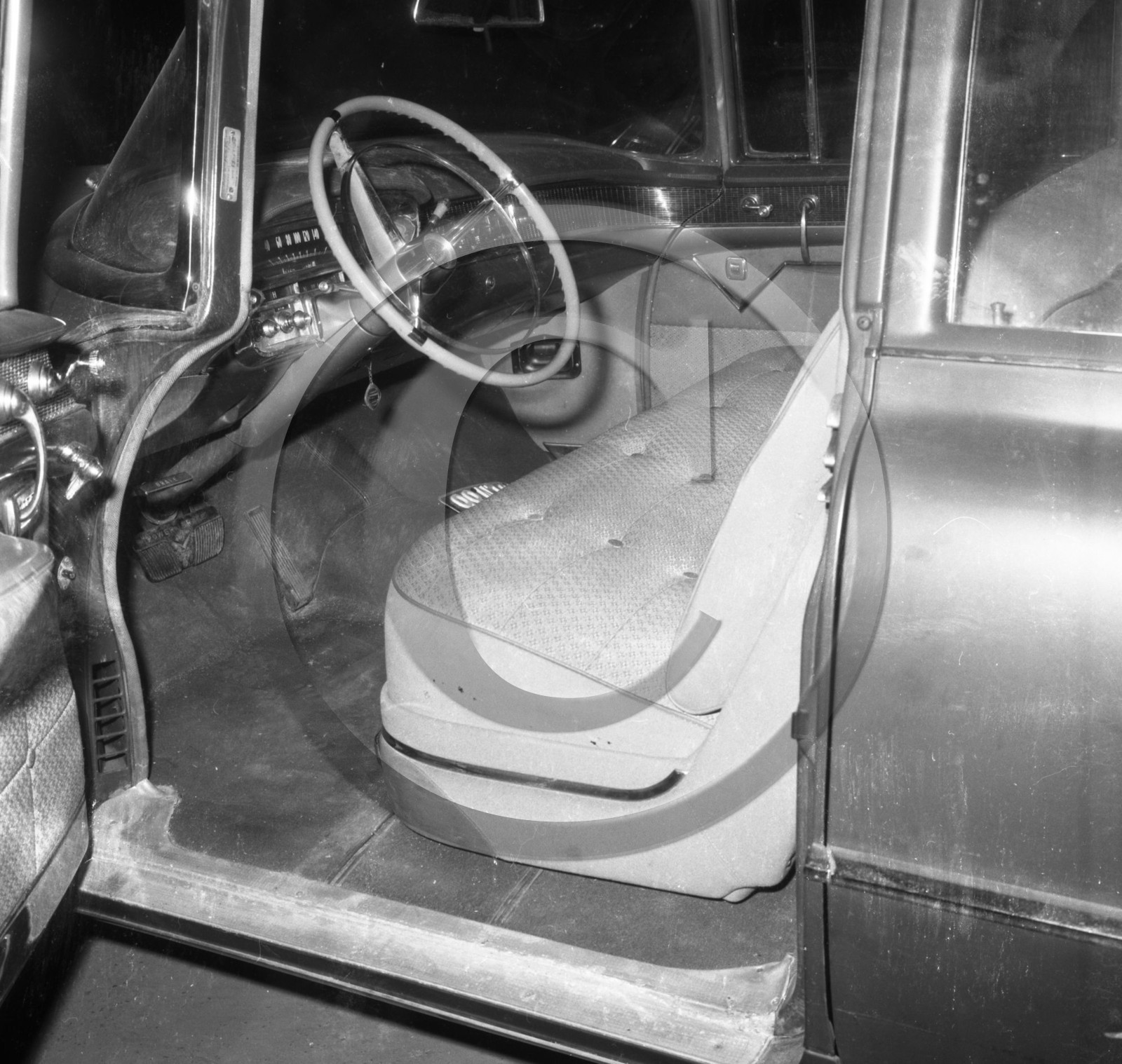 AU 1629 Cadillac sedan 1955 .jpg