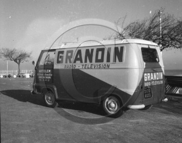 au 4074  Renault estafette  Pub Grandin  .jpg