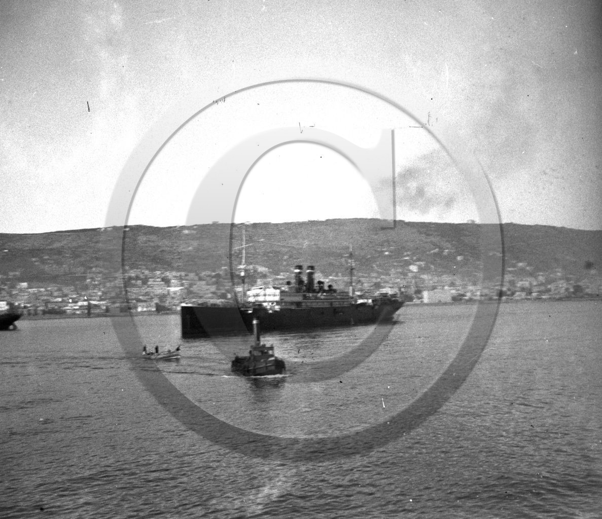 BA 718 paquebot au mouillage .jpg