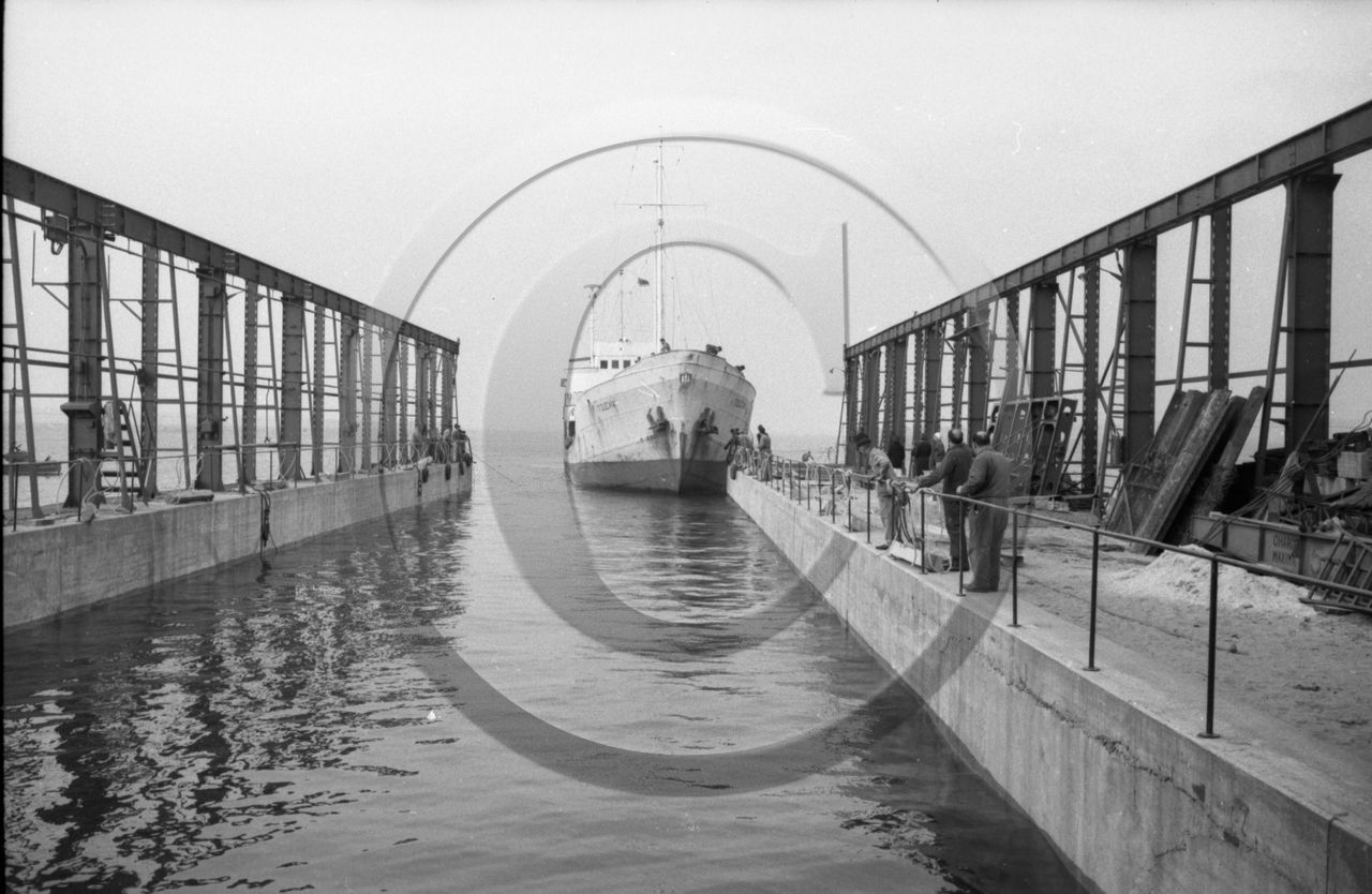 31 mai 1965 pétrolier Toucan entrant dans la cale sèche des chantiers Auroux - 8 -.jpg