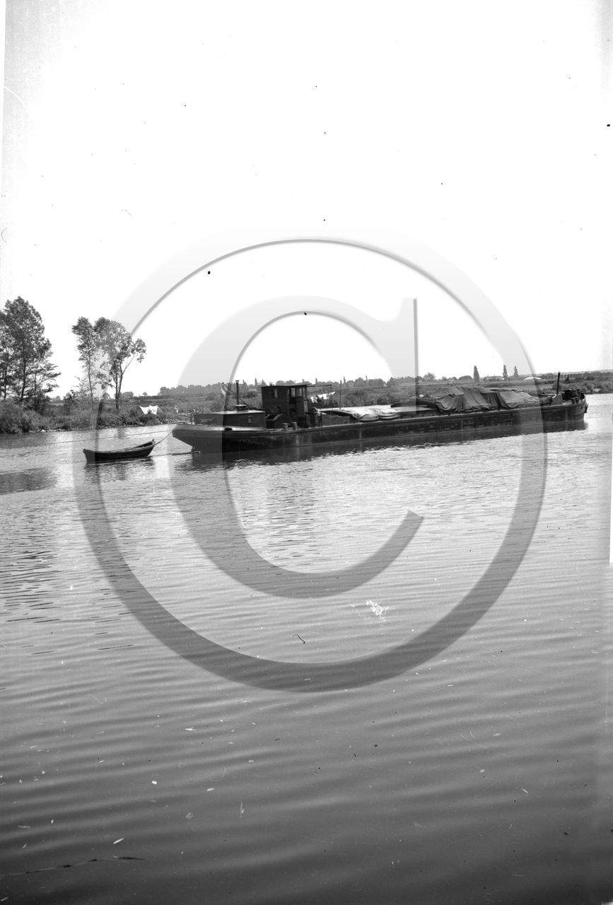 BA 318 grand chaland automoteur en fer et son annexe en remorque .jpg.jpg