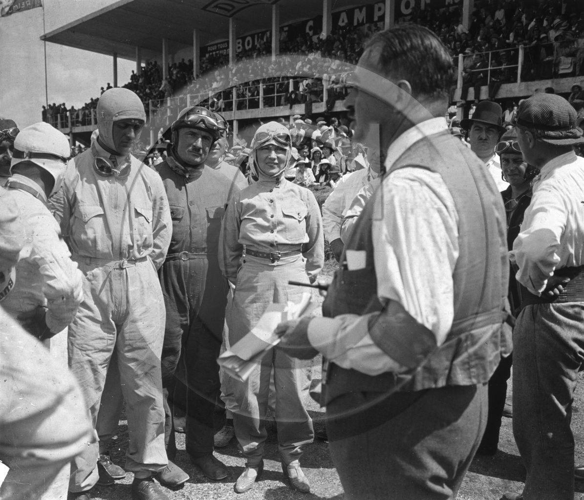 AUC 234 Algerie Staouélie ou Alger groupe de pilotes dont une femme .jpg