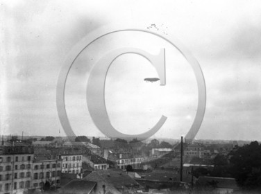 avi 177  dirigeable au dessus de Paris .jpg
