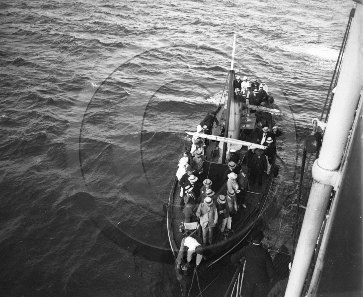 BA 867 acostage du paquebot par une vedette a vapeur .jpg