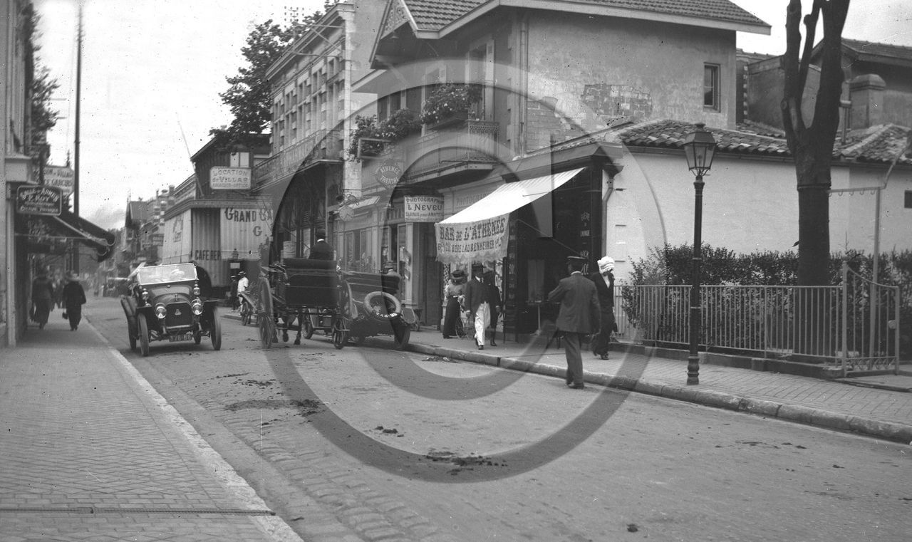 arc 2773 bd de la plage Arcachon auto motobloc devant leo neveu  .jpg