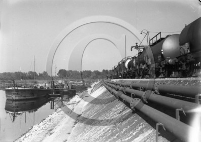 BA 1693 voies naviguables peniche Slavonia train wagons citerne.jpg