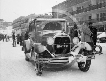 AU 753 Ford type A coupe 1929 neige et glace Grenoble Alpe d Huez 1973 .jpg