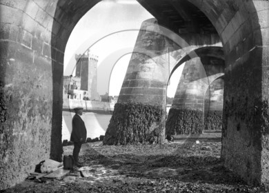 BA 458  Les Sables d Olonne personnage sous le brise lame de la jetee en arriere plan la tour d Arundel dpt 85.jpg