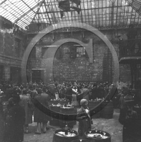 BX 86 touristes degustant les vins chez Calvet.jpg