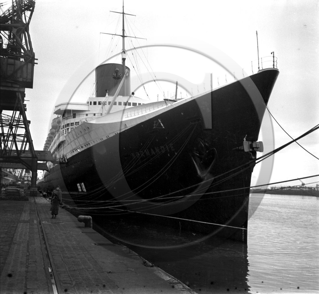 BA 621 paquebot Normandie  a quai .jpg