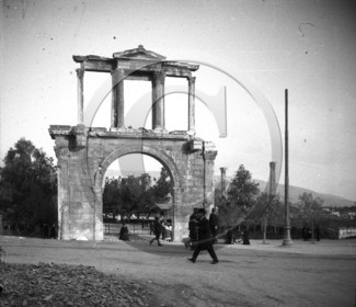 Athenes la porte d Adrien    .jpg