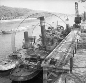BA 1552 remorqueurs a quai  Paris .jpg